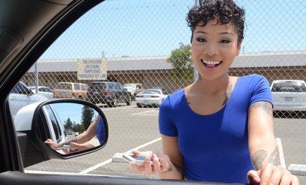 Улыбчивая мулатка отсосала водителю в машине - Смотреть порно видео.