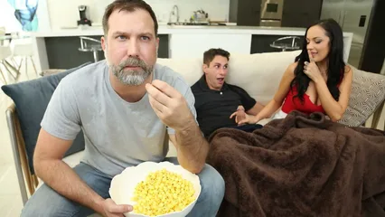 Строгий отец не может помешать развратной дочурке и её парню