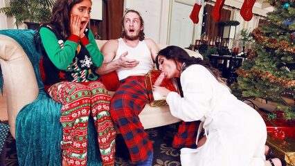 Зрелая шалунья и ее падчерица устроили парню незабываемое Рождество