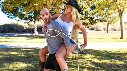 Ковбойша нашла нового жеребца, чтобы обуздать и оседлать