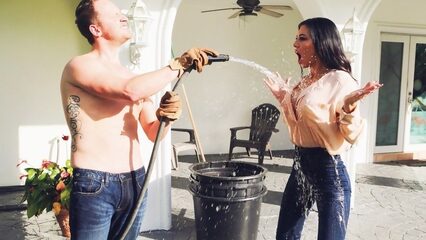 Ленивый садовник удовлетворяет ненасытную хозяйку на улице