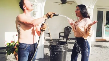 Ленивый садовник удовлетворяет ненасытную хозяйку на улице