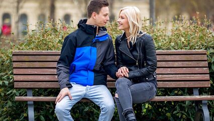 Самец трахает светловолосую потаскушку в ротик и писечку