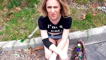 Брошенная бойфрендом тёлка совокупляется с незнакомцем в машине