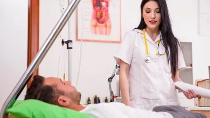 Молодая врач прервала осмотр пациента ради спонтанного секса