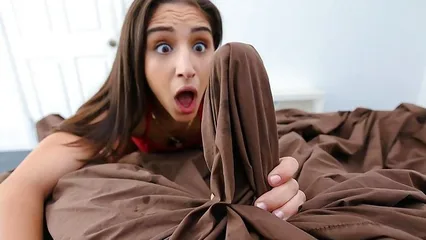 Абелла Дейнджер очень хочет повеселиться со сводным братом