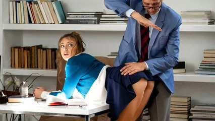 Престарелый начальник накончал в тугой анал молоденькой секретарши