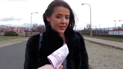 Пикапер горячо оттрахал смазливую красотку в машине и накончал в рот