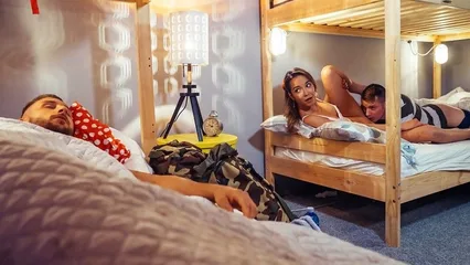 Два брата среди ночи трахают смазливую сестру в два члена