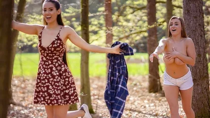 Игривые подруги занимаются лесбийским трахом после прогулки