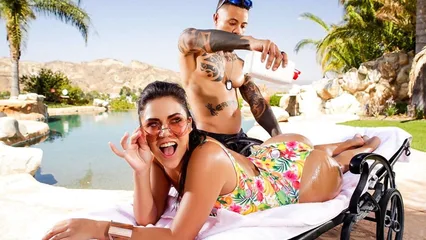 Татуированный брюнет жестко чпокает сексуальную девку в купальнике