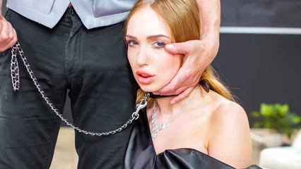 В черных чулках и кожаном платье блонда ублажает мужика всеми дырками