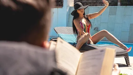 Наглый качок горячо оттрахал сногсшибательную брюнетку у бассейна