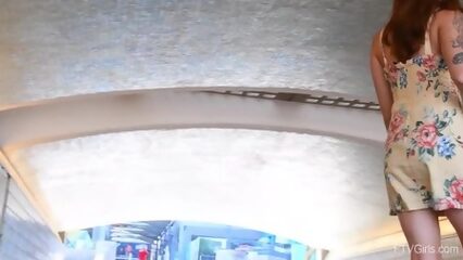 Ирландская шлюшка мастурбирует пилотку в публичных местах