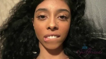 Пошлый мужик трахнул худую негритянку во время критических дней