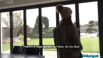 Рыженькая деваха трахается с пикапером чтобы снять дорогой дом