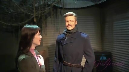 Стройная телочка жарко трахается в тугую пилотку в отеле Лос-Анджелеса