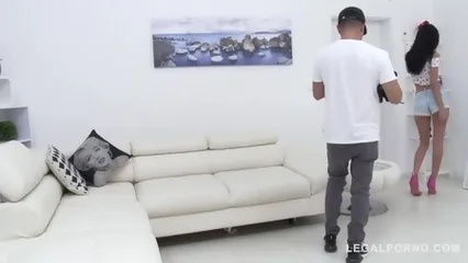 Молоденькая спермоголичка дает во все дырки группе мужиков