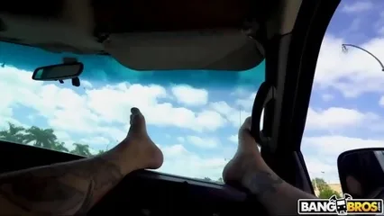 Небритый пикапер жарит грудастую потаскушку в фургоне