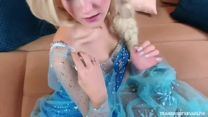 Косплеерша Холодного сердца потрахалась с парнем в побритую пилотку