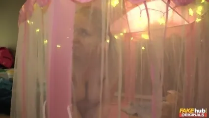 Наглый отчим начал трахаться сисястой падчерицей а закончил с женой