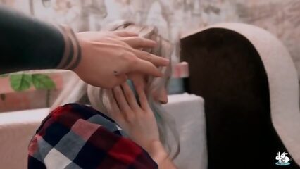 Брат трахнул татуированную сестру в попку во время разговора с любовником