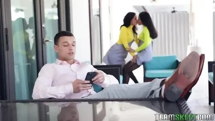 Две латинские красотки с трудом уломали сводного брата на секс втроем