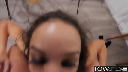 Худенькая мулатка бурно кончает от двойного проникновения