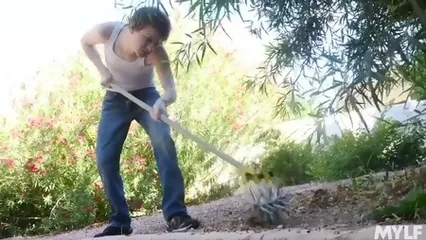 Мускулистый ебарь оттрахал загорелую милфу и накончал в письку