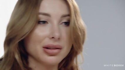 Сексуальная рабыня в черных чулках трахается в узкую киску с господином