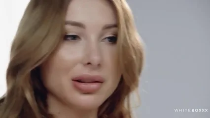 Сексуальная рабыня в черных чулках трахается в узкую киску с господином