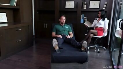 Знойная баба психолог ебется в сочную попку с мускулистым пациентом