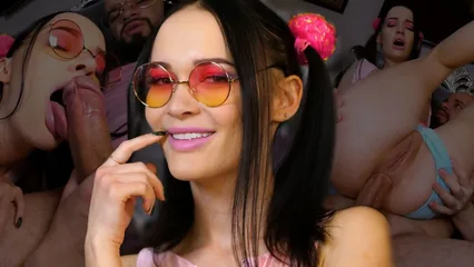 Худенькая краля с ярким макияжем принимает большой ствол в сочные дырки