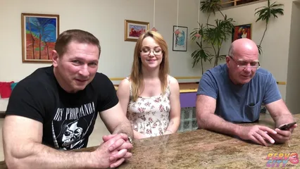 Молодуха с натуральными сиськами позирует голенькой в разных местах