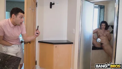 Парень занимается сексом с толстозадой соседкой с небритой писькой