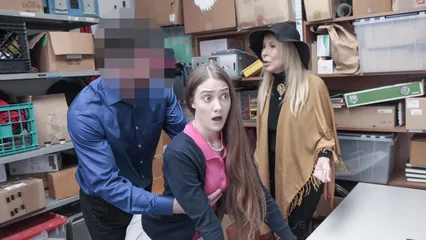 Охранник трахнул в каморке молодуху и зрелую блондинку