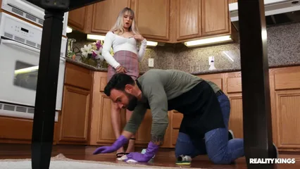 Хозяйка совратила уборщика на страстный секс