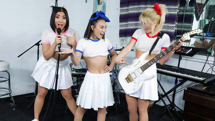 Продюсер трахает трех рок-исполнительниц в групповухе