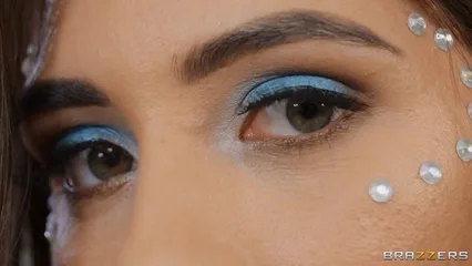 Сисястая деваха снимается в порно за деньги, чтобы купить смартфон