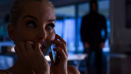 Грабитель жестко трахает одинокую и зрелую блондинку