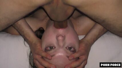 Телка делает глубокий минет и жестко трахается с бойфрендом