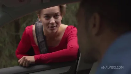 Парень подвез телку к себе домой и трахнул ее в жопу