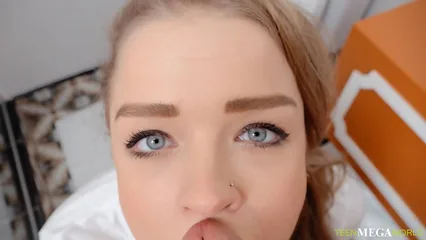 Грудастая блонда Alexa Flexy делает горловой минет и получает сперму на лицо