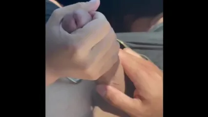 Девка умело дрочит член парня пока он снимает на камеру крупным планом