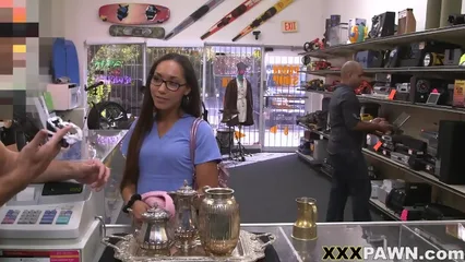 Девушка писает крупным планом и сосет член продавцу в подсобке