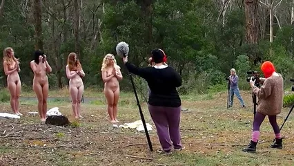 Девушки снимаются голыми в лесу для реалити шоу