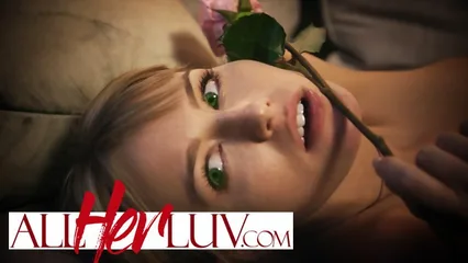 Девушки занялись романтическим лесбийским сексом