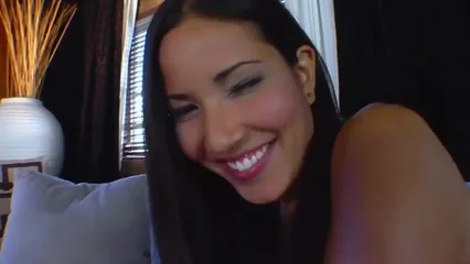 Худая брюнетка смачно трахается в киску с новым другом