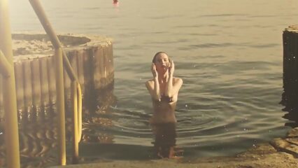 Модель снялась в красивом эротическом видео на природе