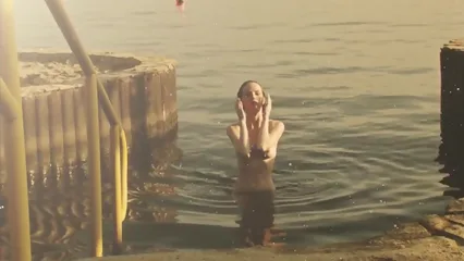 Модель снялась в красивом эротическом видео на природе